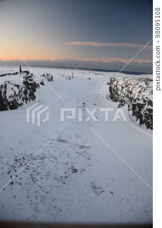 Iceland, Reykjanes Peninsula, Europe and North America at dawn in winter 98095108