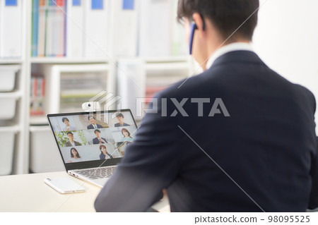 在辦公室打視頻電話的商務人士 98095525