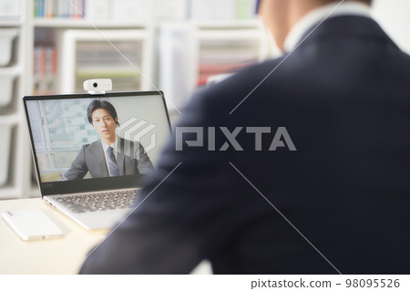 在辦公室打視頻電話的商務人士 在辦公室打視頻電話的商務人士 98095526