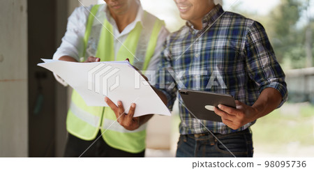 Professional architect designer structural engineer team colleagues discussing building plan design project Professional architect designer structural engineer team colleagues discussing building plan design project 98095736