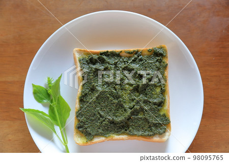 香羅勒吐司和葉子(羅勒醬、麵包) 香羅勒吐司和葉子(羅勒醬、麵包) 98095765