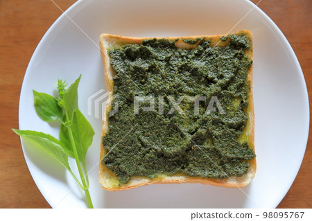 Fragrant basil toast and leaves (basil paste, bread) Fragrant basil toast and leaves (basil paste, bread) 98095767