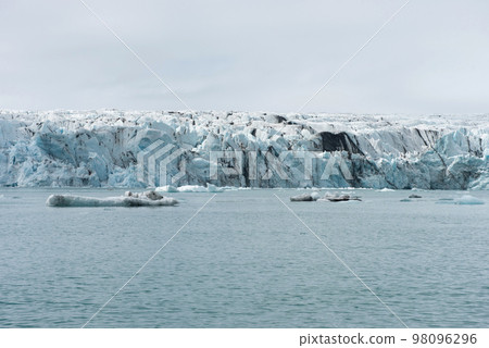 Melting floating icebergs in Jokulsarlon, Iceland 98096296