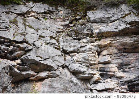 Geological fault in a limestone rock wall 98096478