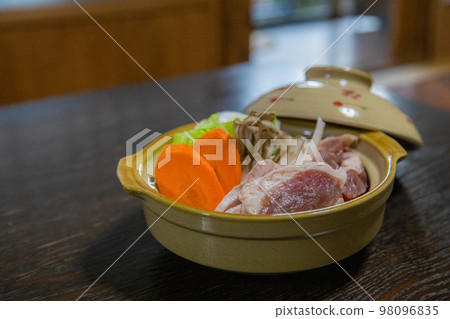 Duck hotpot Duck hotpot in an earthenware pot for one person Duck hotpot Duck hotpot in an earthenware pot for one person 98096835