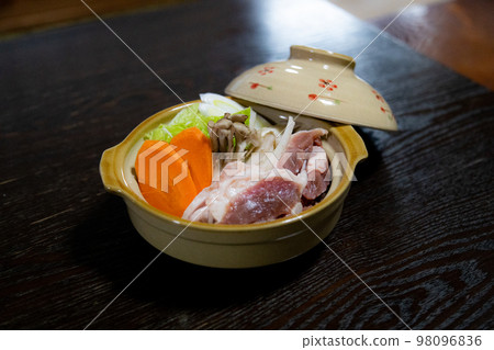 Duck hotpot Duck hotpot in an earthenware pot for one person Duck hotpot Duck hotpot in an earthenware pot for one person 98096836