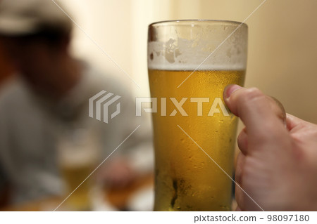 在聚會上和朋友喝啤酒 98097180