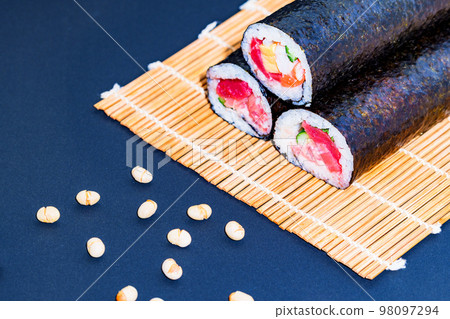 Eho-maki and bean-throwing on Setsubun give a sense of the season [February image] 98097294