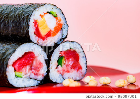 Eho-maki and bean-throwing on Setsubun give a sense of the season [February image] 98097301