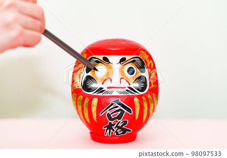 Passing the university entrance exam and looking at the daruma 【Image of the entrance exam】 98097533