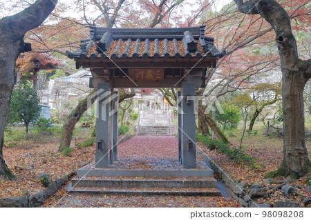 Temple gate (Jogenji Temple, Seto City, Aichi Prefecture) 98098208