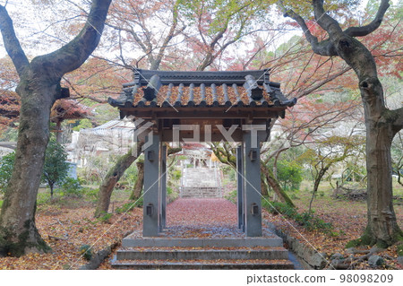 Temple gate (Jogenji Temple, Seto City, Aichi Prefecture) 98098209