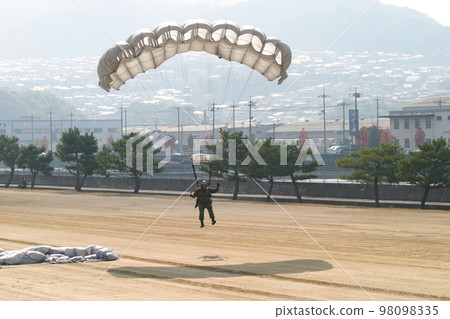 Airborne landing of the Ground Self-Defense Force Airborne landing of the Ground Self-Defense Force 98098335
