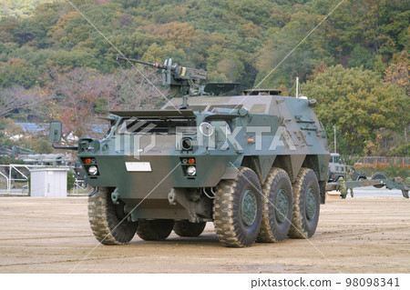 展示訓練用的陸上自衛隊裝甲車 98098341