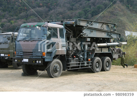 Self-propelled trestle bridge of the Ground Self-Defense Force withdrawing from training 98098359