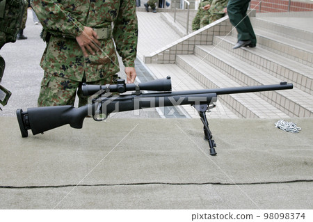 展出的陸上自衛隊狙擊步槍 98098374