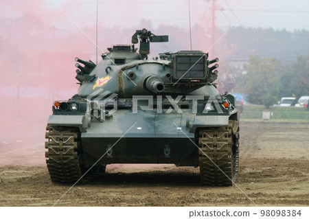 陸上自衛隊突擊的74式坦克 98098384