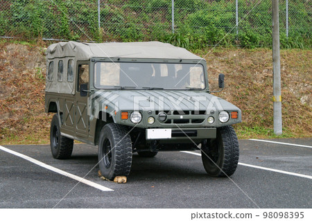 停在地上的自衛隊高機動車 98098395
