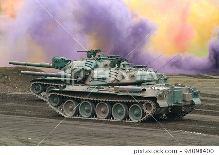 Type 74 tank of the Ground Self-Defense Force advancing the attack 98098400