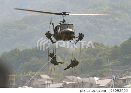 從陸上自衛隊直升機上下來的遊騎兵 98098403