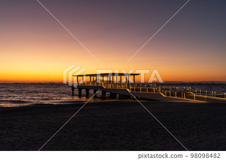 千葉縣稻毛海濱公園 SUNSET BEACH PARK INAGE 的日落 98098482