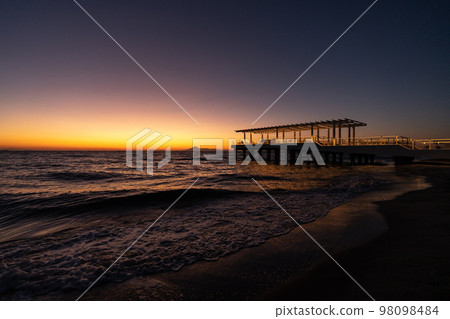 千葉縣稻毛海濱公園 SUNSET BEACH PARK INAGE 的日落 98098484