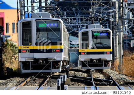 Chasing!? Running side by side!? 98101540