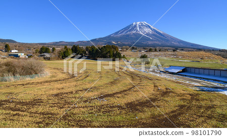 富士金的田園風光和富士山的絕景 98101790