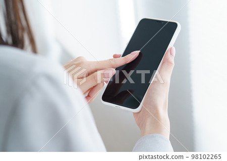 Business woman operating a smartphone 98102265