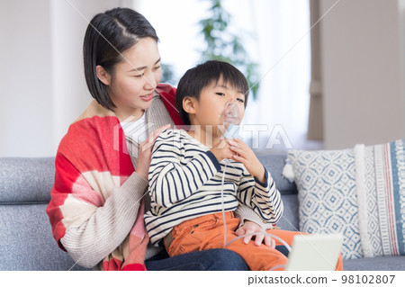 男孩用霧化器吸入哮喘 98102807