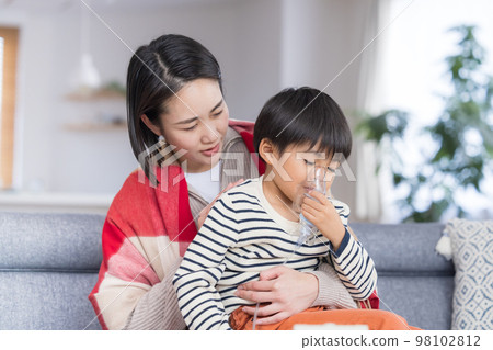 男孩用霧化器吸入哮喘 98102812