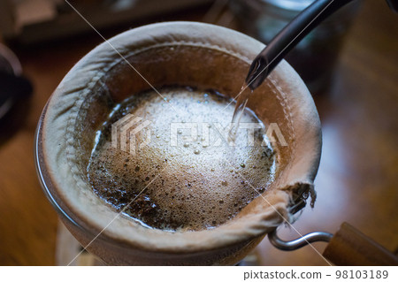 Cafe / coffee image ~ Second throw after steaming ~ 98103189