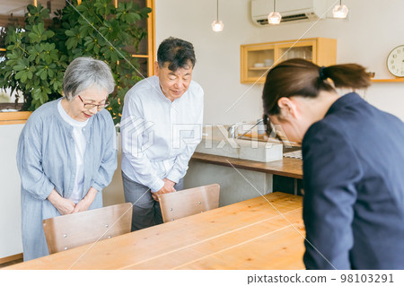 亞洲老年夫婦與諮詢/諮詢和女商人（鞠躬）打招呼 98103291