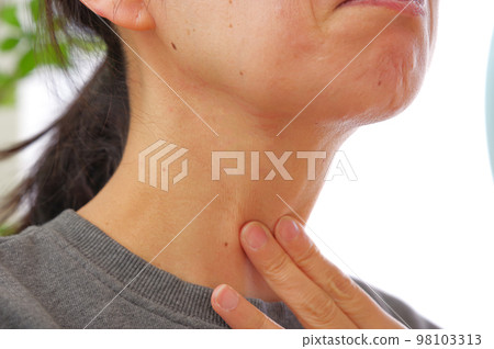 一個40多歲的女人關心她的脖子 98103313