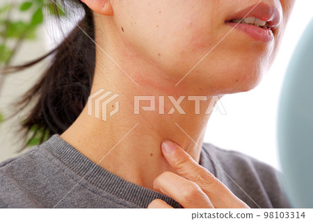 一個40多歲的女人關心她的脖子 一個40多歲的女人關心她的脖子 98103314