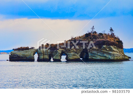 從觀光船上看到的日本三大名勝之一的松島 98103570