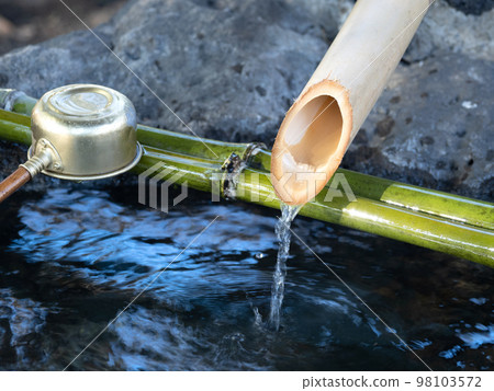 在水店裡的水 98103572