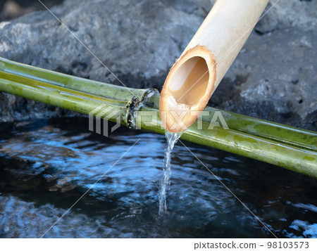 在水店裡的水 98103573