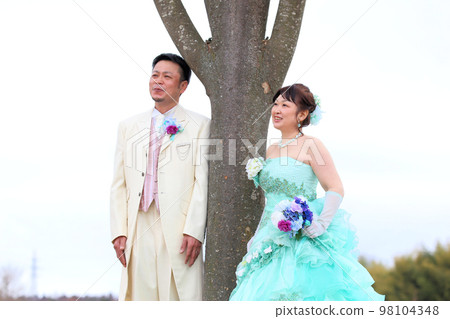 新娘和新郎穿著婚紗和燕尾服，中年婚姻的婚紗照 98104348