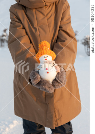woman with snowman woman with snowman 98104353