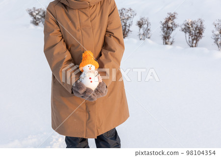 woman with snowman 98104354