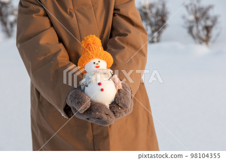 woman with snowman woman with snowman 98104355