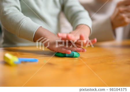 幼兒和家庭玩不露面的粘土 98104375