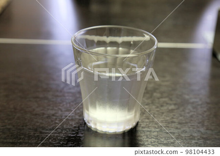玻璃杯冷水，方便飲水機隨時取水 98104433