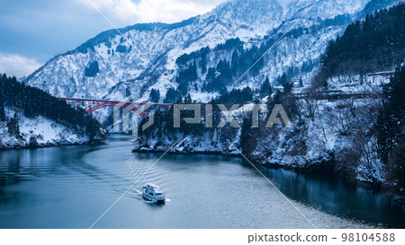 Shogawa Gorge (Winter) 98104588