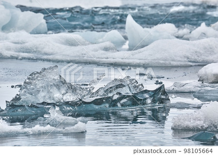 Glacial lake in Iceland 98105664