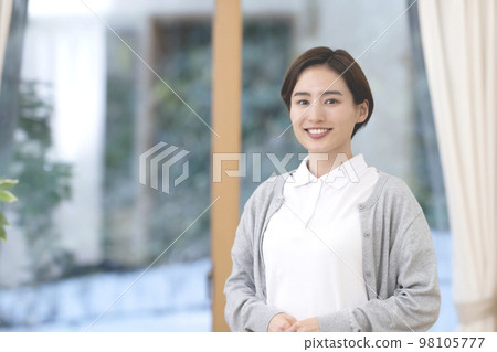 Young female caregiver Young female caregiver 98105777