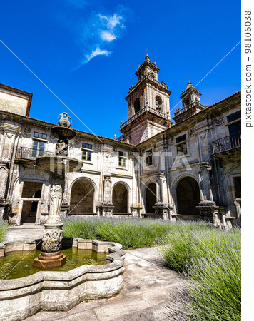 Courtyard of the monastery of Oseira at Ourense, Galicia, Spain. Monasterio de Santa Maria la Real de Oseira 98106038