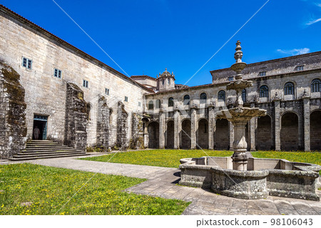Courtyard of the monastery of Oseira at Ourense, Galicia, Spain. Monasterio de Santa Maria la Real de Oseira 98106043