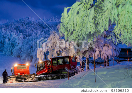 山形縣山形市山形藏王的燈光冰雪覆蓋的樹木和雪地摩托 98106210
